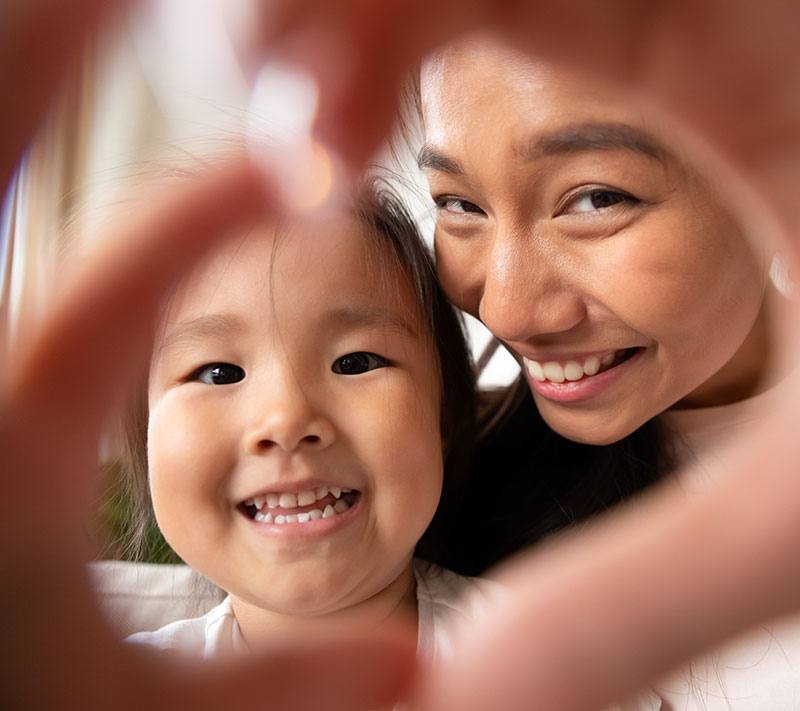 Strengthening the Parent-Child Bond: Tips for Busy Parents in Early Childhood happy parent happy child - Strengthening the Parent-Child Bond: Tips for Busy Parents in Early Childhood